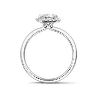 Ringen - 1.00 karaat halo solitaire ring met een asscher cut diamant in wit goud met ronde diamanten