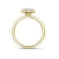 2.00 karaat Halo solitaire ring met een asscher cut diamant in geel goud met ronde diamanten