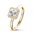 1.50 karaat Halo solitaire ring met een asscher cut diamant in rood goud met ronde diamanten