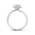 1.20 karaat halo solitaire ring met een asscher cut diamant in wit goud met ronde diamanten