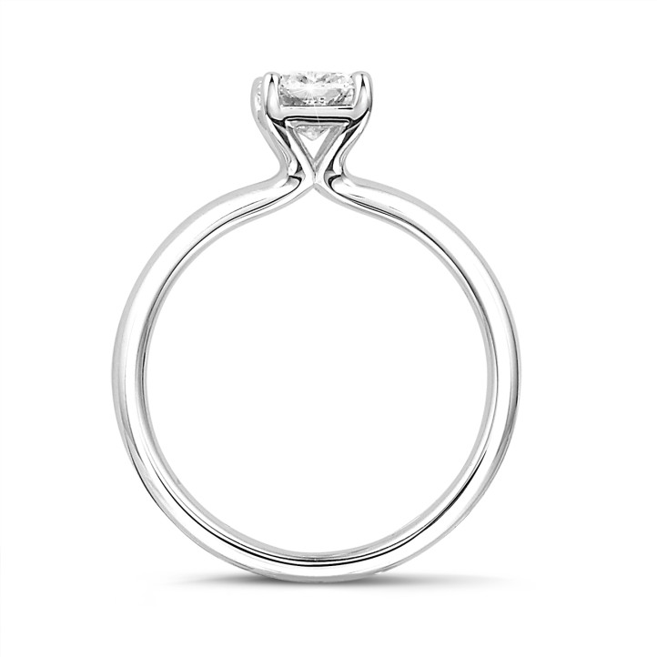 1.50 karaat solitaire ring met een radiant cut diamant in wit goud