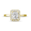 1.50 karaat Halo solitaire ring met een radiant cut diamant in geel goud met ronde diamanten