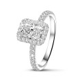 1.00 karaat halo solitaire ring met een radiant cut diamant in wit goud met ronde diamanten