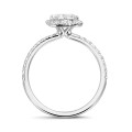 1.50 karaat halo solitaire ring met een radiant cut diamant in wit goud met ronde diamanten