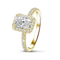 1.50 karaat halo solitaire ring met een radiant cut diamant in geel goud met ronde diamanten