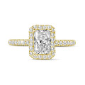1.50 karaat halo solitaire ring met een radiant cut diamant in geel goud met ronde diamanten