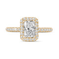 0.70 karaat halo solitaire ring met een radiant cut diamant in rood goud met ronde diamanten