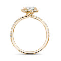 1.50 karaat halo solitaire ring met een radiant cut diamant in rood goud met ronde diamanten