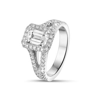 Ringen - 1.00 karaat solitaire ring in wit goud met een emerald cut diamant en zijdiamanten