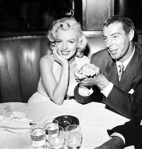 Marilyn Monroe en Joe Dimaggio hand in hand