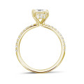 1.50 karaat solitaire ring met een asscher cut diamant en hidden halo in geel goud 
