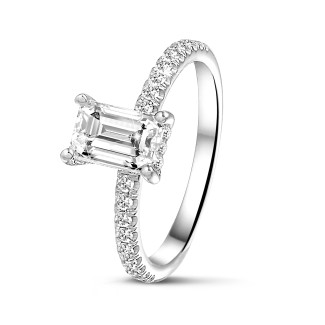 Ringen - 1.00 karaat solitaire ring met een emerald cut diamant en hidden halo in wit goud