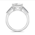 Trilogie ring op maat met een smaragd geslepen diamant en taps toelopende baguettes