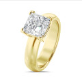 Solitaire ring op maat met een princess geslepen diamant