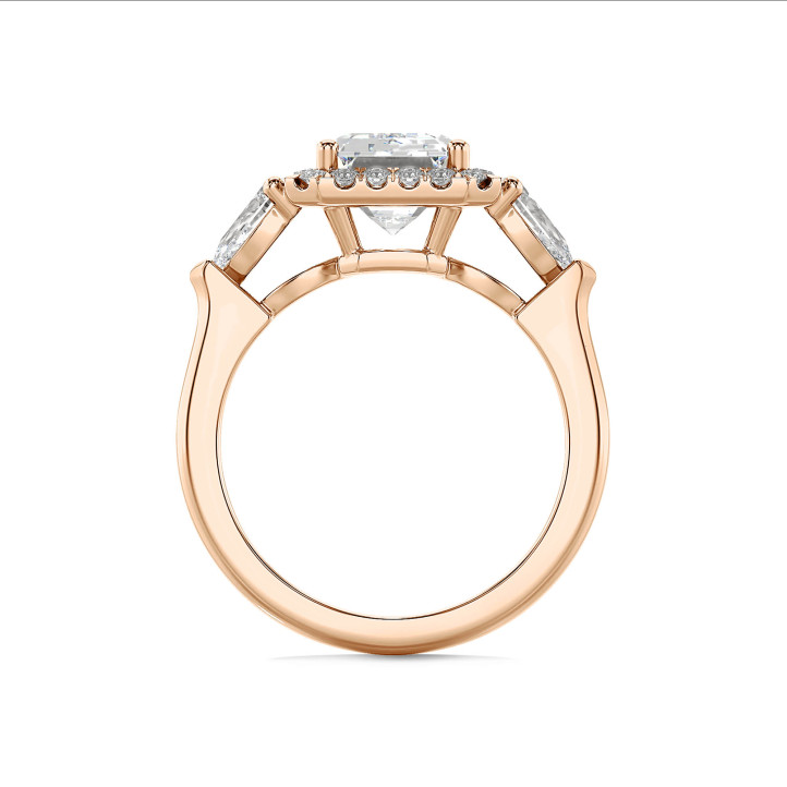 Trilogiering op maat met een smaragd geslepen diamant en zijdelings peergeslepen diamanten
