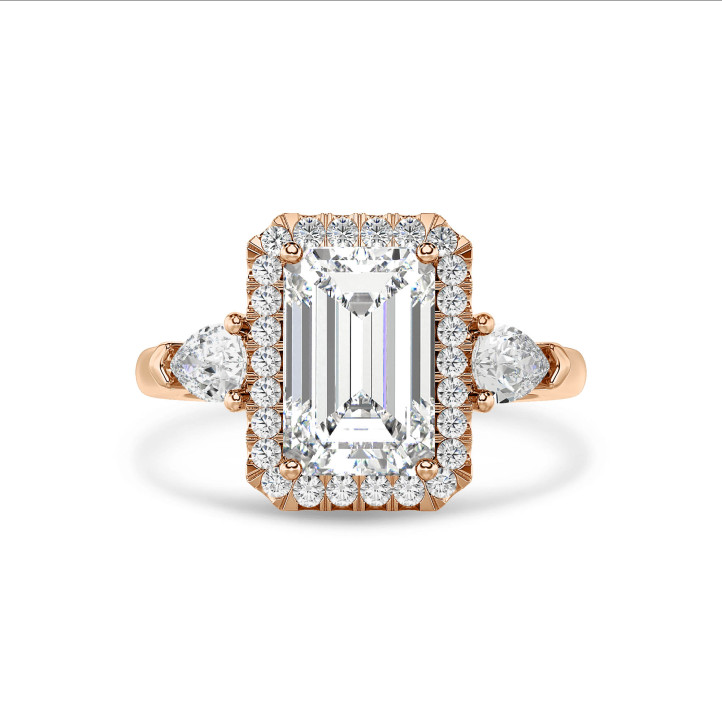 Trilogiering op maat met een smaragd geslepen diamant en zijdelings peergeslepen diamanten
