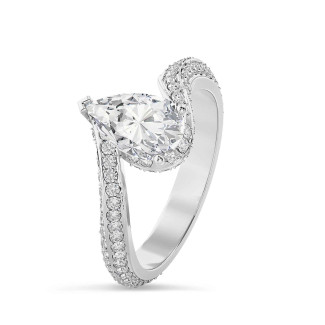 Juwelen op maat - Solitaire ring op maat met een peervormige geslepen diamant en gedraaide ringband