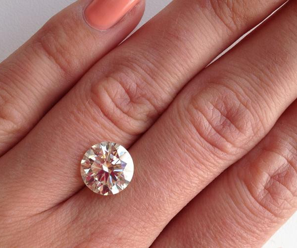 Een witgouden ring met een briljant geslepen diamant, die elegantie en verfijning in het ontwerp uitstraalt