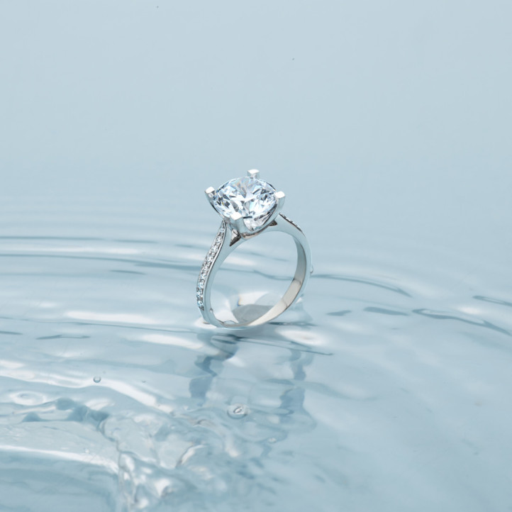 2.50 karaat diamanten solitaire ring in wit goud met zijdiamanten