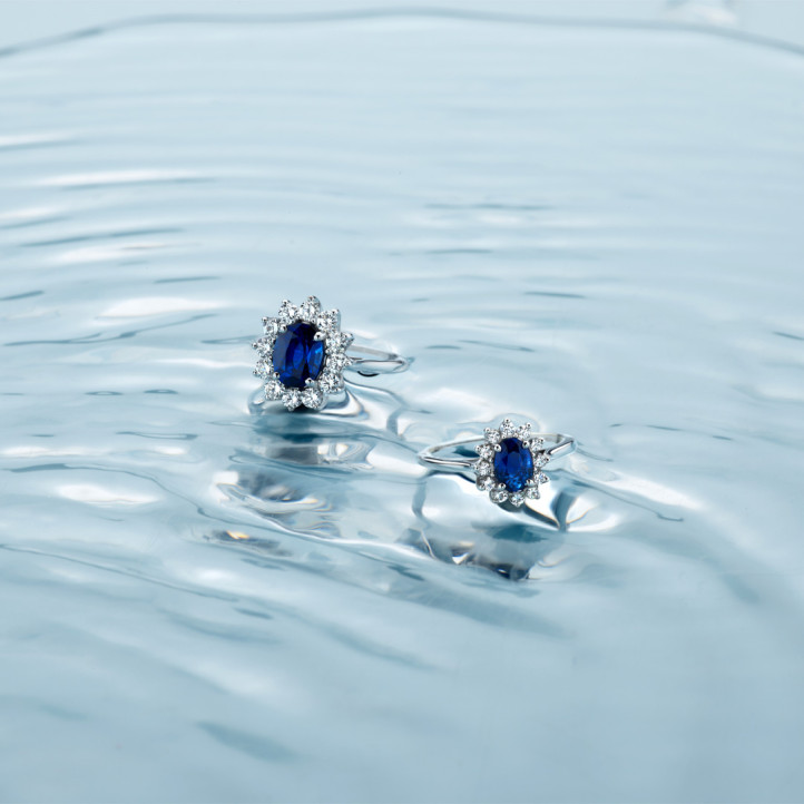 Entourage ring in geel goud met ovale saffier en ronde diamanten