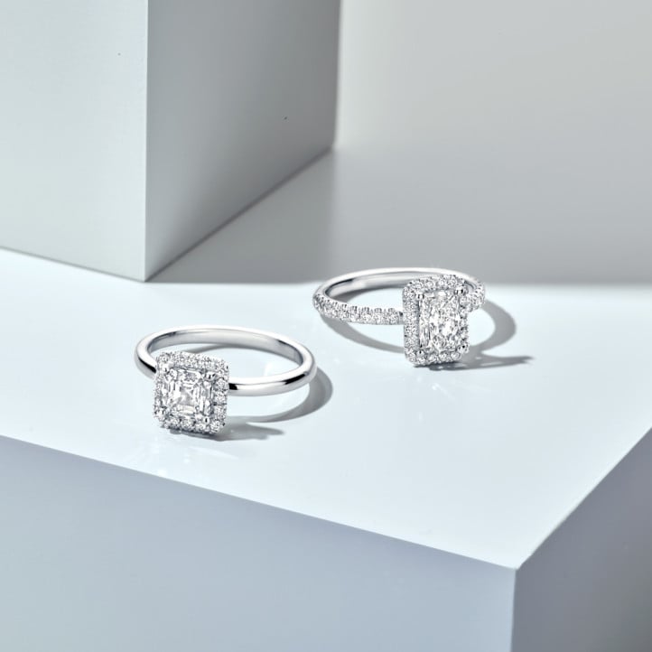 1.50 karaat Halo solitaire ring met een asscher cut diamant in rood goud met ronde diamanten