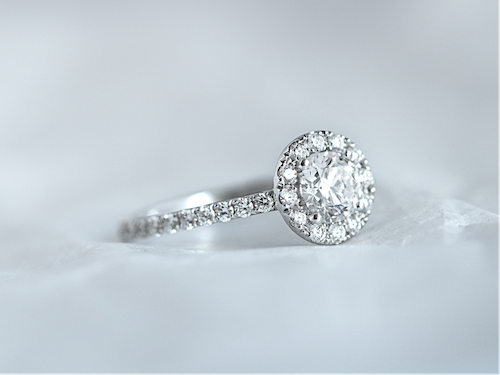 Een prachtige platina verlovingsring met een sprankelende diamant, weergegeven op een smetteloos witte achtergrond