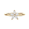 Bloemenring met marquise geslepen diamanten bloemblaadjes