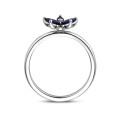 Bloemenring met marquise geslepen blauwe saffier bloemblaadjes