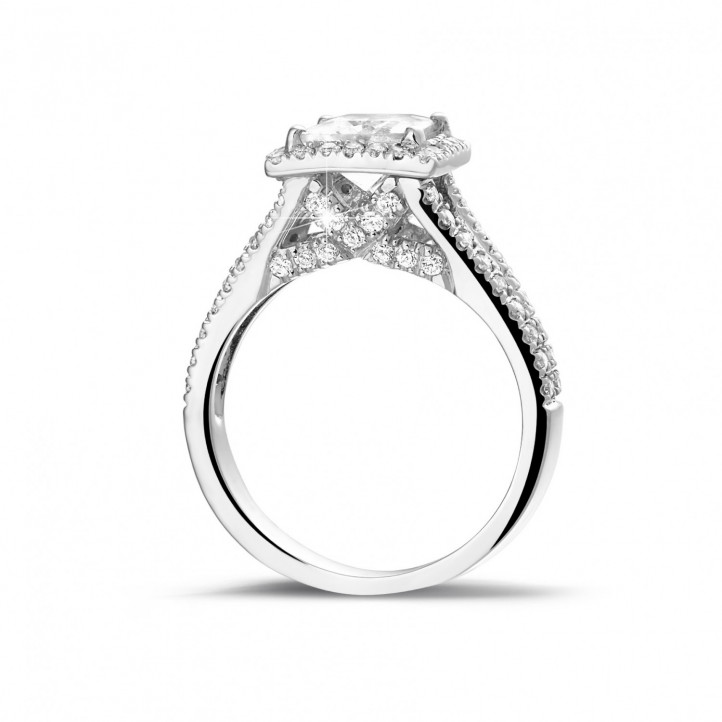 1.50 karaat solitaire ring in platina met princess diamant en zijdiamanten