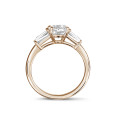 1.50 karaat trilogie ring in roodgoud met een ronde diamant en conische baguettes