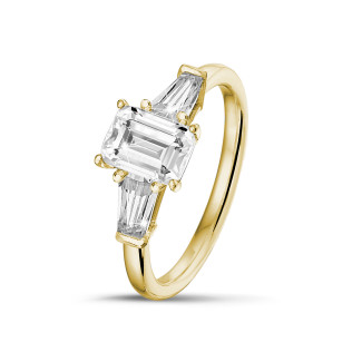 1.50 karaat trilogie ring in geelgoud met een emerald cut diamant en conische baguettes