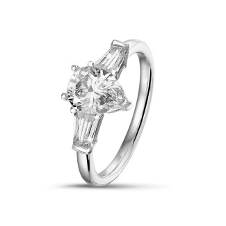 1.50 karaat trilogie ring in platina met peervormige diamant en conische baguettes