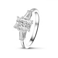 1.50 karaat trilogie ring in witgoud met een radiant cut diamant en conische baguettes