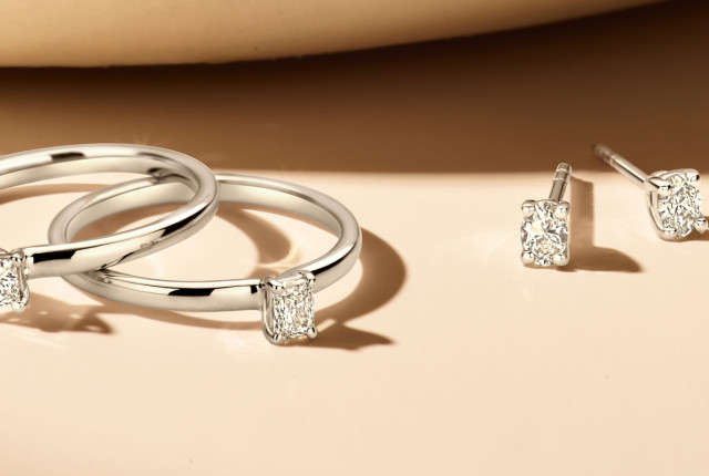 Wittegouden ring en oorstekers met rechthoekige diamanten in minimalistische zetting