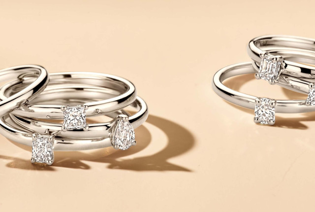 Minimalistische witgouden ringen met verschillende diamantzettingen: rond, princess, baguette en peer