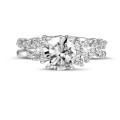 0.70 karaat solitaire clusterring in witgoud met een ronde diamant