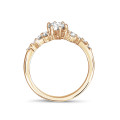 1.20 karaat solitaire clusterring in roodgoud met marquise diamant