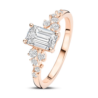 0.70 karaat solitaire clusterring in rood goud met een smaragdslijpvorm diamant