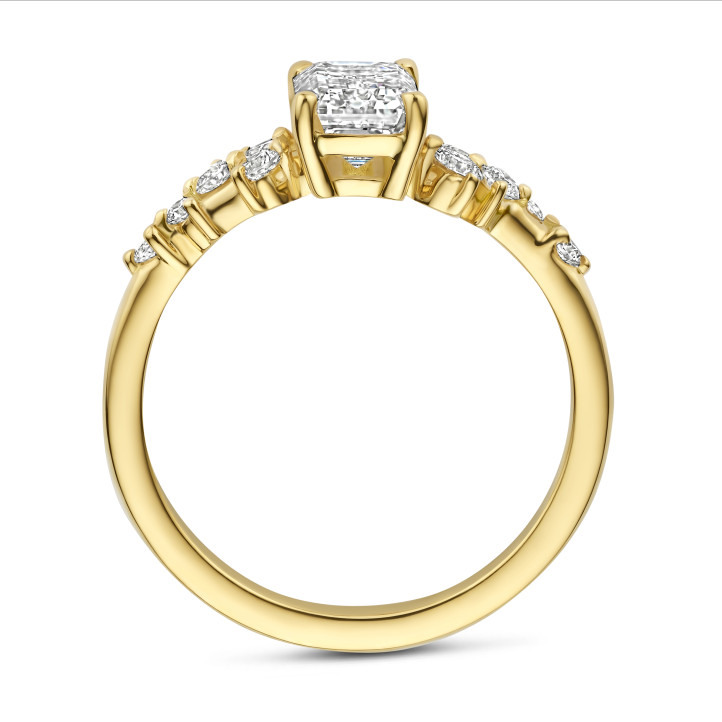 1.20 karaat solitaire clusterring in geel goud met een smaragdslijpvorm diamant