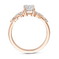 1.50 karaat solitaire clusterring in rood goud met een smaragdslijpvorm diamant