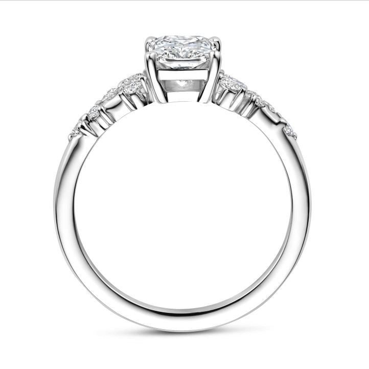 1.50 karaat solitaire clusterring in wit goud met een radiant slijpvorm diamant