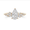 1.00 karaat solitaire clusterring in rood goud met een peervorm diamant