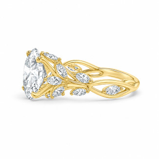 Op maat gemaakte, op de natuur geïnspireerde ring met een ovale diamant op een band in boomtakvorm met bladeren