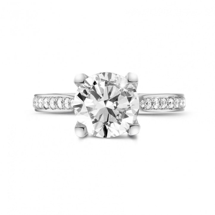 2.50 karaat diamanten solitaire ring in wit goud met zijdiamanten