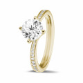 1.25 karaat diamanten solitaire ring in geel goud met zijdiamanten