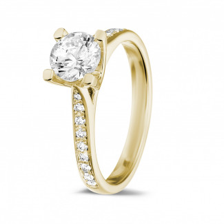 Verloving - 1.00 karaat diamanten solitaire ring in geel goud met zijdiamanten