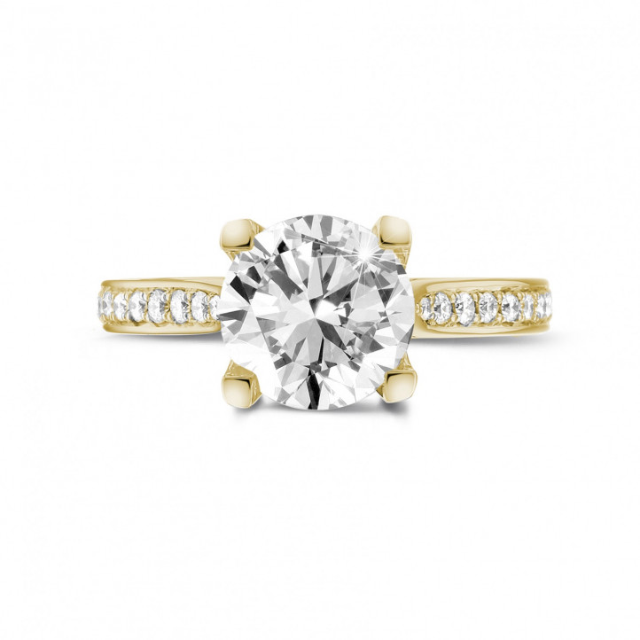 2.50 karaat diamanten solitaire ring in geel goud met zijdiamanten