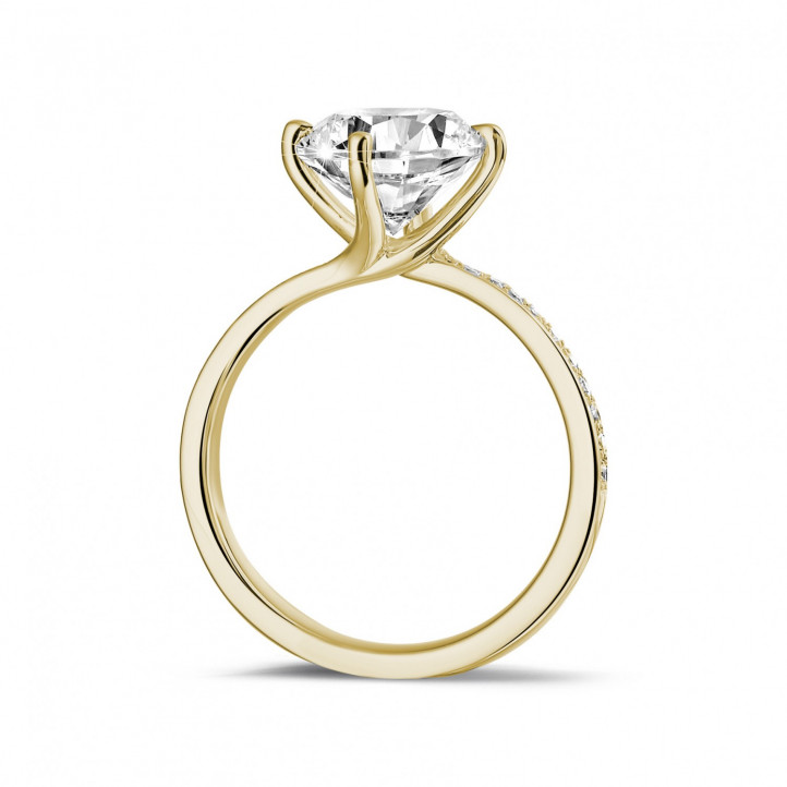 2.50 karaat diamanten solitaire ring in geel goud met zijdiamanten