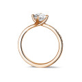 0.70 karaat diamanten solitaire ring in rood goud met zijdiamanten