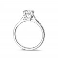 0.70 karaat diamanten solitaire ring in platina met zijdiamanten